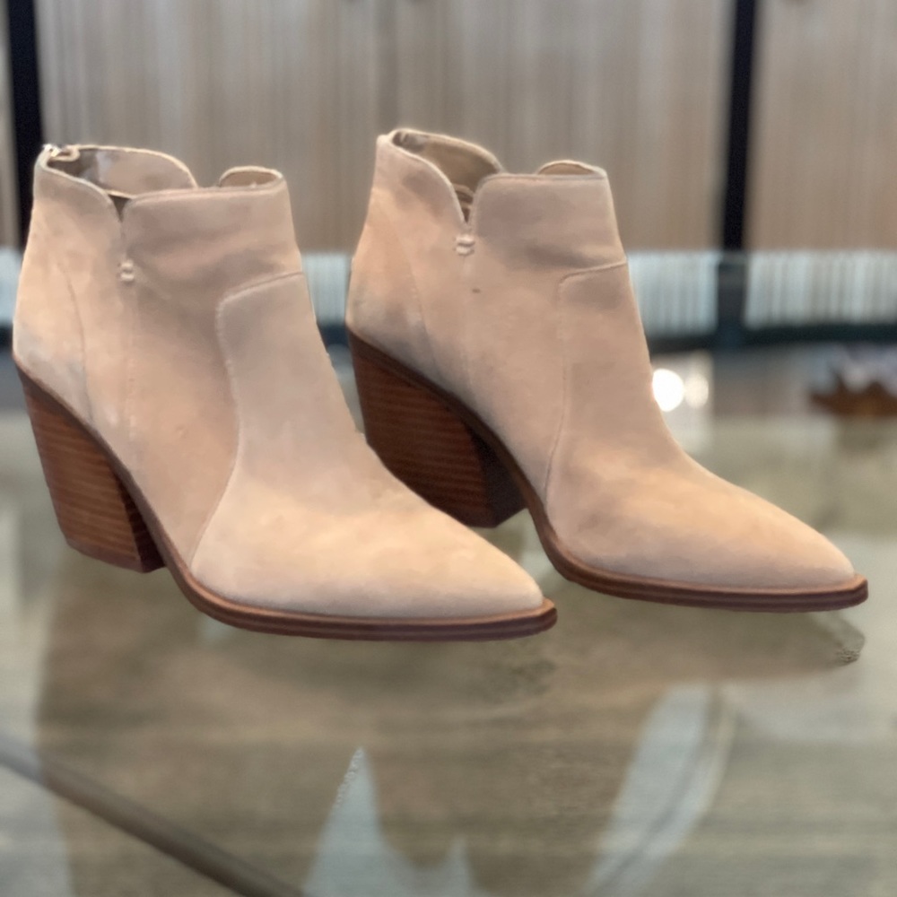 Vince Camuto Suede Tan Booties Size 8